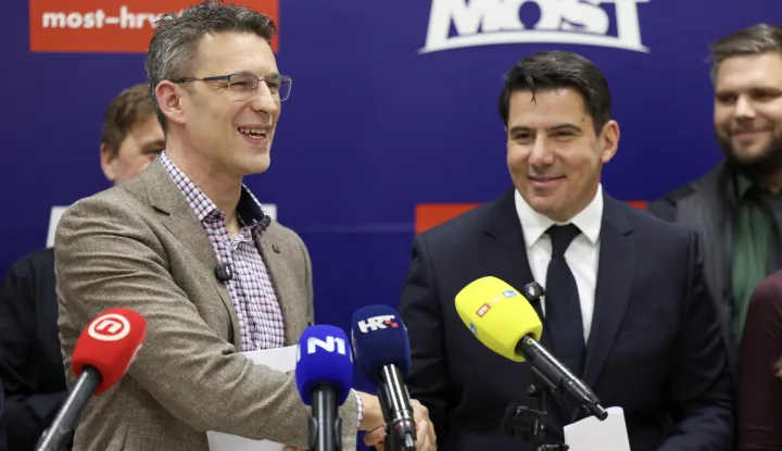 Zagreb, 08.11.2025 - Božo Petrov i Nikola Grmoja održali su konferenciju za medije nakon unutarstranačkih izbora u Mostu, na kojoj su predstavljeni rezultati unutarstranačkih izbora, kao i daljnje političko djelovanje Most. Na slici bivši predsjednik Mosta Božo Petrov i novi predsjednik Mosta Nikola Grmoja.foto HINA/ Damir SENČAR/ ds