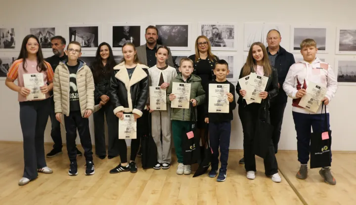 U kategoriji djeca prvu nagradu osvojila je fotografija Luke Matanovca, drugu rad Rite Buconjić, a treću nagradu fotografija Tončice Ivani&scaron;ević. U toj kategoriji pohvaljeni su Jakov Beljan, Tia Ćosić, Gabrijel Saks, Noa Rogina i Nora Krsnik.studeni 2025.
