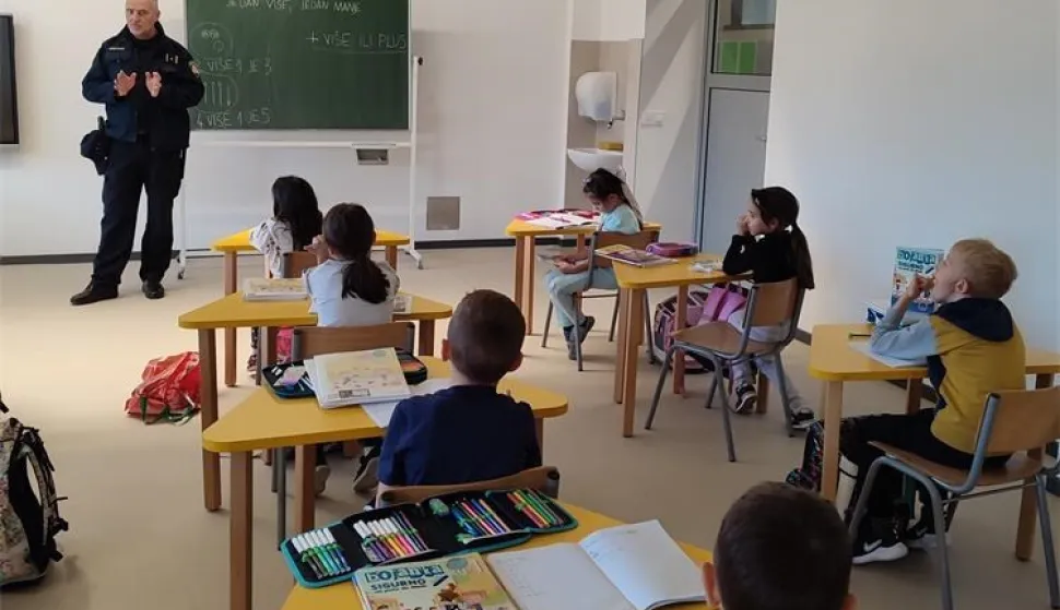 Policajci prvašićima podijelili bojanke s prometnim pravilima