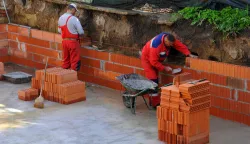slavonija...vinkovci...22.04.2014.izgradnja zamjenske gradjevine - replike kuce ivana kozarca, kao spomen doma na mjestu gdje je do prije nekoliko godina bila i izvorna kuca ivana kozarcafoto gordan panic