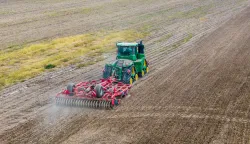 defaulNa poljima Žito grupe završena je sjetva ozimih kultura – pšenice, ječma, uljane repice i ozimog graška. Uz izbor visokokvalitetnog sjemena, upotreba visoke tehnologije i pažljivo pripremljen plan rada, zalog su za kvalitetan urod i dobru žetvu, poručuju iz Grupestudeni 2025.