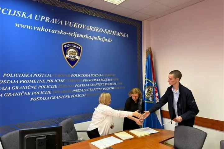 U Policijska upravi vukovarsko-srijemskoj, u Vinkovcima, 28 novih hrvatskih državljana prisegnulo svojom čašću da će se pridržavati Ustava i zakona te poštivati pravni poredak, kulturu i običaje u Republici Hrvatskoj.