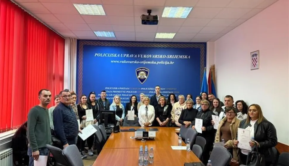 U Policijska upravi vukovarsko-srijemskoj, u Vinkovcima, 28 novih hrvatskih državljana prisegnulo svojom čašću da će se pridržavati Ustava i zakona te poštivati pravni poredak, kulturu i običaje u Republici Hrvatskoj.