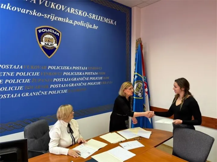 U Policijska upravi vukovarsko-srijemskoj, u Vinkovcima, 28 novih hrvatskih državljana prisegnulo svojom čašću da će se pridržavati Ustava i zakona te poštivati pravni poredak, kulturu i običaje u Republici Hrvatskoj.