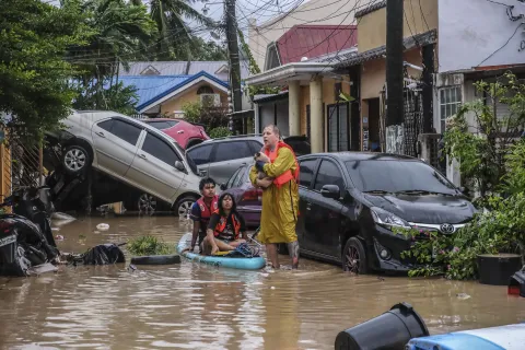 epa12501752 People are surrounded by damaged vehicles in a flooded district affected by typhoon Kalmaegi, in Cebu City, Philippines, 04 November 2025. Typhoon Kalmaegi crossed the Visayas region of central Philippines on 04 November, causing flooding, power outtages and damage to property. According to the Philippine Atmospheric, Geophysical, and Astronomical Services Administration (PAGASA), the typhoon is projected to be in the vicinity of Negros Occidental province in the central Philippines, moving west at 25 kilometers per hour with maximum winds of 140 kilometers per hour. EPA/JUANITO ESPINOSA