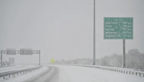 21.01.2023.,Zagvozd - Autocesta A1 izmjedju mjesta Sestanovac i Zagvozd pod snijegom. Photo: Matko Begovic/PIXSELL