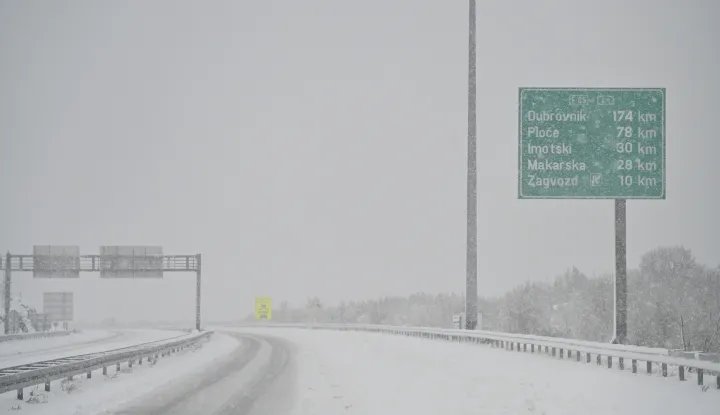 21.01.2023.,Zagvozd - Autocesta A1 izmjedju mjesta Sestanovac i Zagvozd pod snijegom. Photo: Matko Begovic/PIXSELL
