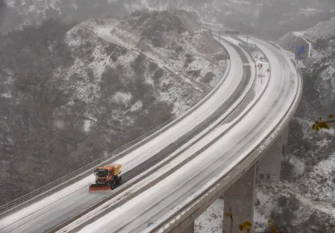 RIJEKA, 02.12. 2020. RIJEKAZIMA SNIJEG HLADNO?A JAK VJETAR BURA SVE JE TO PROBUDILO STANOVNIKE RIJEKE I OKOLICE DOK SU CESTARI RALICAMA (RALICA) ?ISTILI PROMETNICE A POLICIJA REGULIRALA PROMET... SNIJEG SE SPUSTIO SVE DO MORA U NEKIM KRAJEVIMANA FOTO: AUTO PUT AUTOCESTA DRAGA KRI?I??E ZIMSKI UVIJETI NA CESTI ZABRANA PROMETA...SNIMIO: SERGEJ DRECHSLER