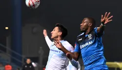 09.11.2025. stadion Anđelko Herjavec, Varaždin13. kolo SuperSport HNL 25/26 između NK Varazdin i HNK RijekaNa fotografiji Luka Menalo i Lamine BaPhoto: Marko Jurinec /HINA