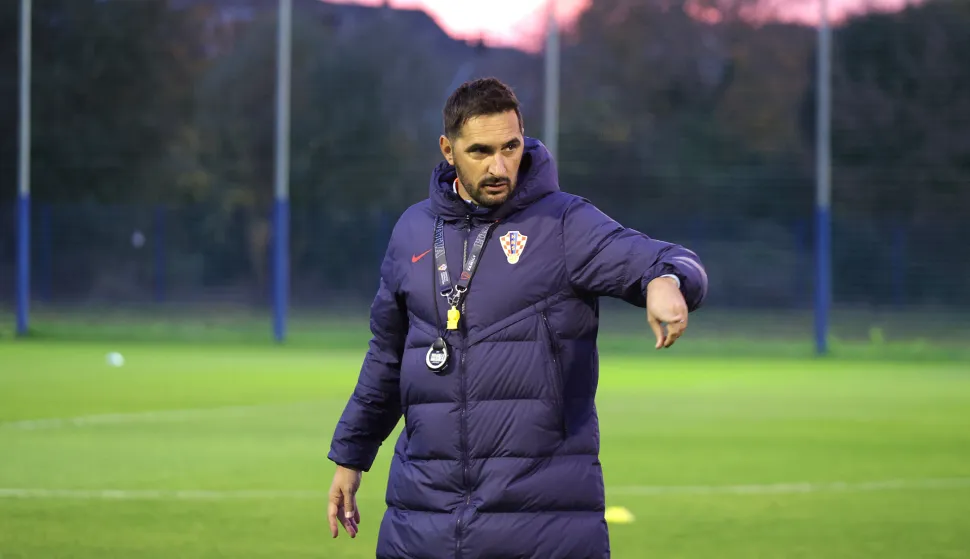 Osijek, 27. 10. 2025., Opus Arena, Hrvatska nogometna reprezentacija, U-17, priprema, pripreme, trening, Marijan Budimir - izbornik SNIMIO BRUNO JOBST