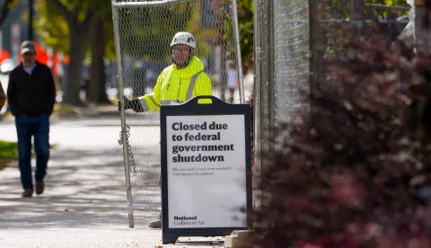 epa12479008 A sign indicates the closure of the National Gallery of Art due to the government shutdown in Washington, DC, USA, 24 October 2025. The government shutdown, now in its 24th day, is the second longest in US history. EPA/AARON SCHWARTZ