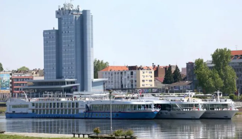 snimio Davor KIBEL,Osijek, 10.05.2017.  s lijeve obale tri kruzera koja su usidrena kod Galije, turazam, turisti