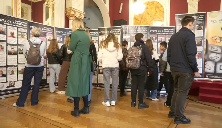 Osijek, 10. 11. 2025., HNK, svečani foayer, izložba, Oteti od zaboravaSNIMIO BRUNO JOBST