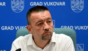 Vukovar, 10.09.2025. - Gradonačelnik Grada Vukovara Marijan Pavliček i zamjenik gradonačelnika Filip Su&scaron;ac održali su press konferenciju za medije na temu "Financijska situacija Grada Vukovara''. Na fotografiji Marijan Pavliček. foto HINA/ Gordan Panić/ tm
