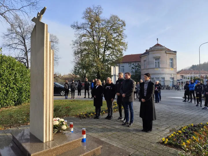Odavanje počasti u središtu OrahoviceSNIMIO: VLADIMIR GRGURIĆ