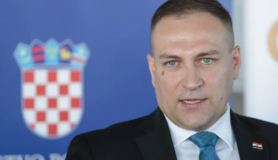 Zagreb, 04.11.2025.- Potpredsjednik Vlade i ministar poljoprivrede, &scaron;umarstva i ribarstva David Vlajčić dodijelio je 83 ugovora o financiranju korisnicima intervencije 75.01 "Uspostava mladih poljoprivrednika" iz Strate&scaron;kog plana Zajedničke poljoprivredne politike Republike Hrvatske 2023. - 2027. Ukupna vrijednost ugovora iznosi vi&scaron;e od 6,2 milijuna eura.&nbsp; Na fotografiji David Vlajčić.foto HINA/ Admir BULJUBA&Scaron;IĆ/ abu