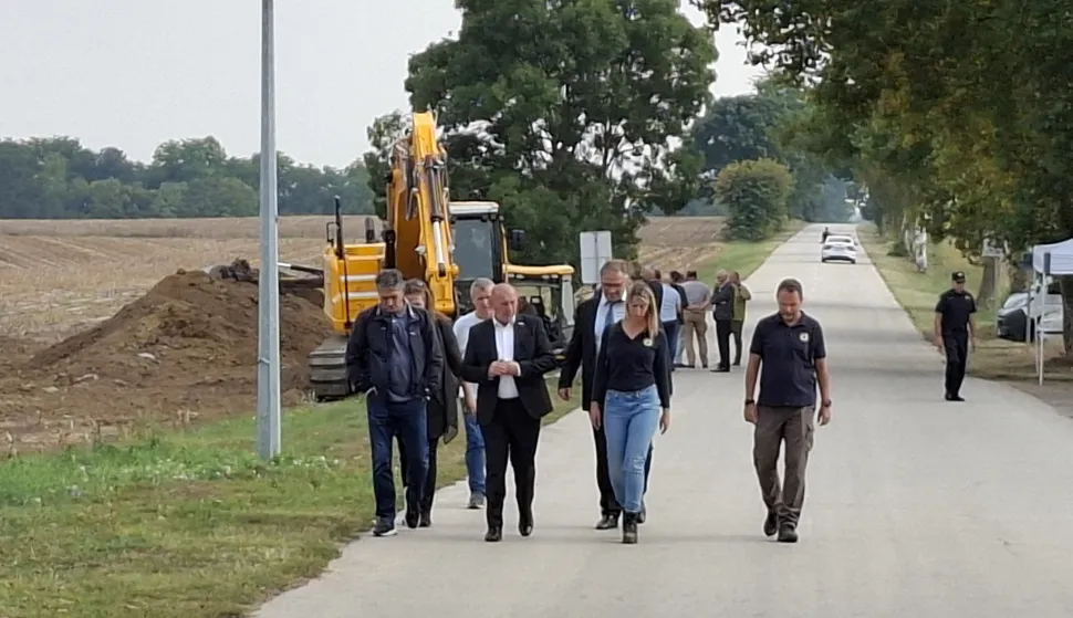 Ov?ara, 25.9.2025.- Stotinjak metara od Spomen doma Ov?are nedaleko Vukovara u masovnoj grobnici otkriveni su posmrtni ostaci tri mu?ke osobe, potvrdio je u ?etvrtak potpredsjednik Vkade i ministar hrvatskih branitelja Tomo Medved. foto HINA/ ?eljko Dra?enovi?/ ua