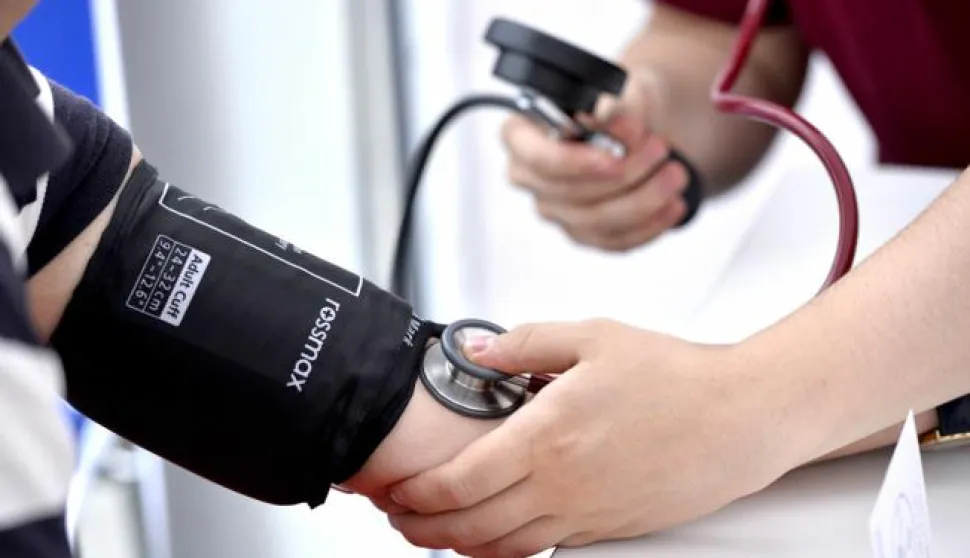 27.07.2014., Zagreb - Javnozdravstvena akcija obiljezavanja Svjetskog dana mozga - mjerenje cimbenika rizika od mozdanog udara poput krvnog tlaka i secera u krvi na Kvaternikovom trgu. Photo: Marko Lukunic/PIXSELL------1 stupac novosit