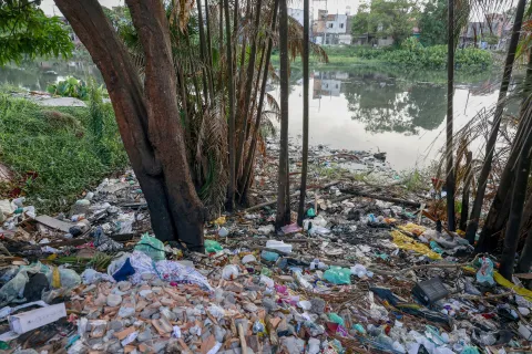 epa12499657 Garbage floats and accumulates on the banks of the Sao Joaquim canal in the Barreiro neighborhood of Belem, Brazil, 30 October 2025 (issued 02 November 2025). The host city faces a legal battle over waste management of more than 1,000 tons of daily waste, as it prepares to host the UN climate summit (COP30) scheduled from 10 to 21 November 2025. EPA/SEBASTIAO MOREIRA ACOMPA?A CR?NICA: BRASIL COP30 CLIMA