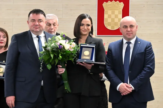 Vukovar, 11.11.2025. - Dan Vukovarsko-srijemske županije obilježen Svečanom sjednicom VSŽ u Veleučilištu "Lavoslav Ružička", te dodjelom godišnjih nagrada i nagrada za životno djelo. Na fotografiji Počast županije Gradskoj knjižnici i čitaonici preuzela Vedrana Lugić. foto HINA/ Gordan Panić/ tm