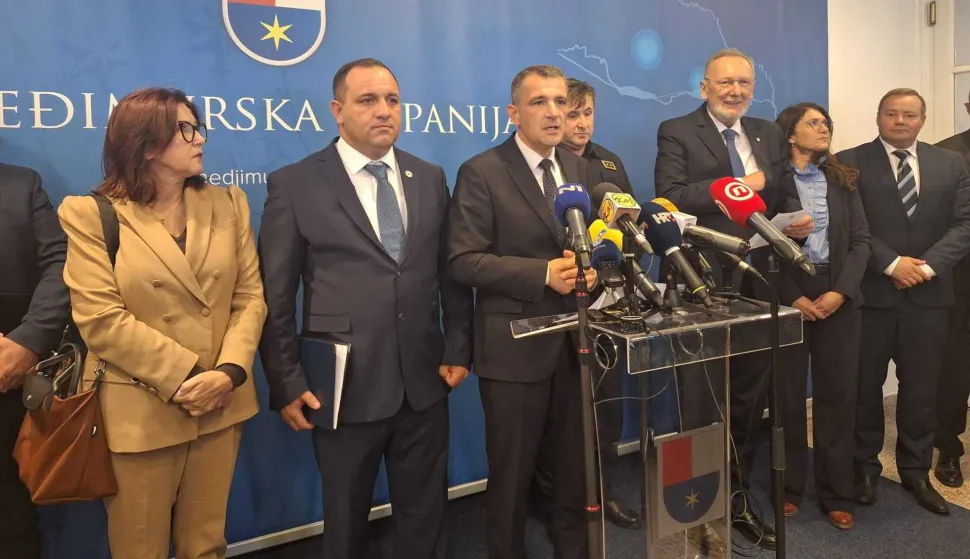 Čakovec, 11.11.2025. - Potpredsjednik Vlade i ministar unutarnjih poslova Davor Božinović poručio je u utorak iz Čakovca da će država i lokalne zajednice zajednički raditi na boljoj integraciji Roma, istaknuv&scaron;i da desegregacija počinje u najranijoj dobi te da djeca moraju zavr&scaron;avati &scaron;kolu, a njihovi roditelji raditi. Na fotografiji Matija Posavec, Davor Božinović. foto HINA/ Sini&scaron;a KALAJDŽIJA/ tm