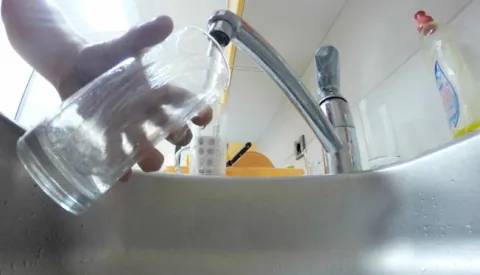 11.03.2014., Zagreb - Novom uredbom Vlade RH jedan kubni metar vode poskupjeti ce za 1,5 kunu. Povecanje je to naknade od oko 120 posto te ce tako sada nova cijena biti 2,85kn. Uredba stupa na snagu 1. travnja.Photo: Borna Filic/PIXSELL------2 stupca colornovosti