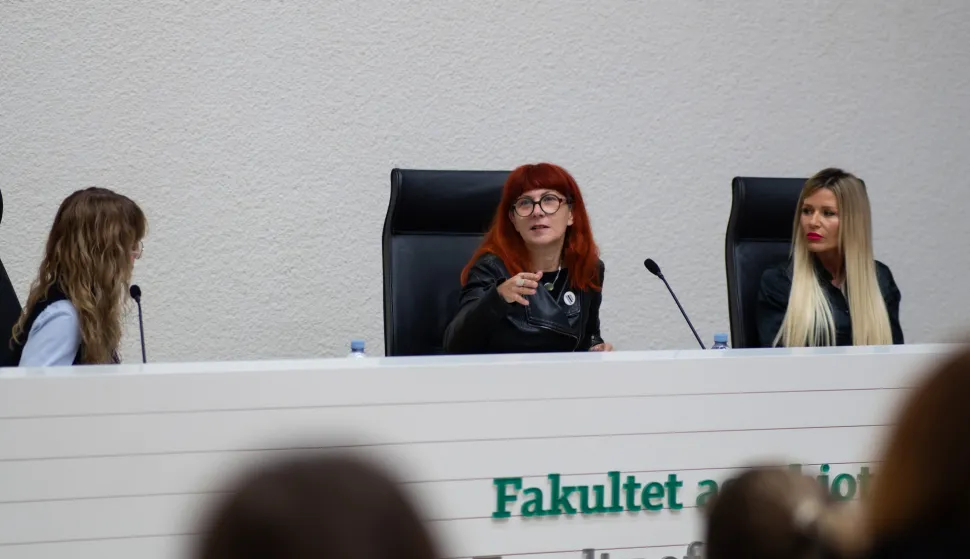 Osijek, 11. 11. 2025., Panel rasprava - Treba li knjižnica promijeniti igru prije nego što izgubi bitku?ELena Lukić; Ivana Šojat; Sanela Mihalj; panel; knjižnica; studenti; student uz studenta; inicijativa