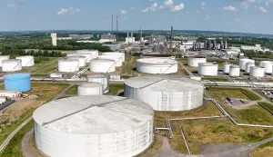 epa12180533 The Total Energies depot and refinery in Feluy, Belgium, 17 June 2025. Global oil prices rise following Israel's attack on Iran. EPA/OLIVIER HOSLET