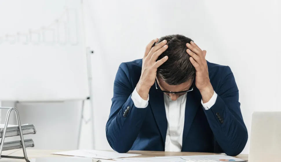 Medium shot stressed man looking at papersfreepikstres posao biznis stečaj bankrot kriza novac ilustracija