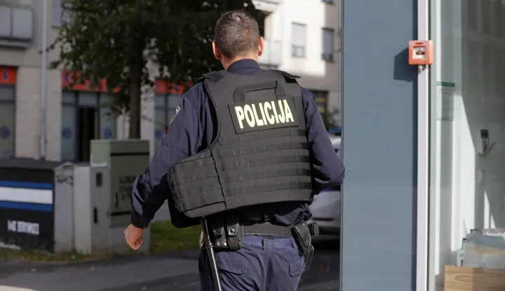 Zagreb, 22.10.2025.- Policija je nakon intenzivne potrage u srijedu ne?to prije 12 sati uhitila napada?a koji je u Novom Zagrebu hicem iz vatrenog oru?ja mu?karca ranio u nogu i pobjegao, potvrdila je zagreba?ka policija. Pucnjava se dogodila nedaleko Muzeja suvremene umjetnosti, podru?je osigurava policija, a na mjestu zlo?ina su i kola hitne pomo?i. foto HINA/ Lana SLIVAR DOMINI?/ ua