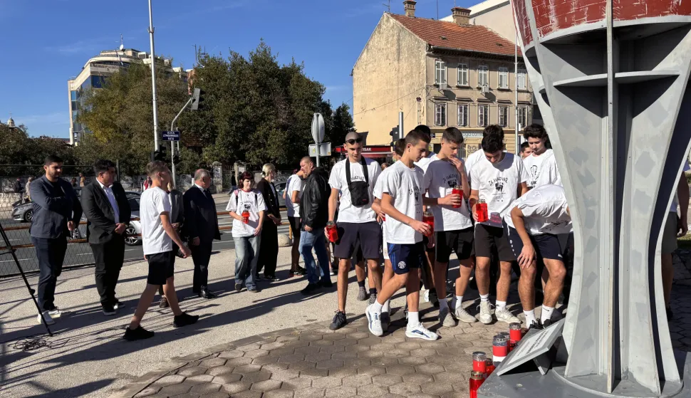 Split, 12.11.2025.- Splitsko-dalmatinski ?upan Bla?enko Boban zajedno s u?enicima srednjih ?kola u srijedu je zapalio svije?u ispred makete Vukovarskog tornja kod spomenika ?I u mom gradu Vukovar svijetli? kako bi se odala po?ast gradu Vukovaru, ?kabrnji i svim ?rtvama Domovinskog rata. foto HINA/ Lucija Vujnovi?/ ua