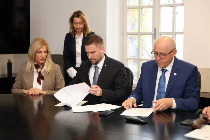 Tri ugovora potpisana u srijedu u Ministarstvu prostornoga uređenja, graditeljstva i državne imovine znače i službeni početak realizacija projekta izgradnje vi&scaron;estambenih zgrada na križanju Vinkovačke i Dunavske ulice s ukupno 206 stambenih jedinica u Osijeku vrijedne 28 milijuna eura.12. 11. 2025.