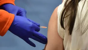 novosti...vinkovci...08.05.2021.sportska dvorana osnovne skole antun gustav matos; u vukovarsko- srijemskoj zupaniji dolaskom vecih kolicina cjepiva, dobro organizirano prvo cijepljenje protiv covid-19 u sportskoj dvorani protice bez guzvi...; foto Gordan Panić