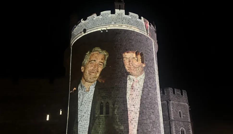 Muškarci koji su uhićeni nakon što su fotografije američkog predsjednika Donalda Trumpa s Jeffreyjem Epsteinom obasjale dvorac Windsor pušteni su uz jamčevinu, priopćila je policija u četvrtak.