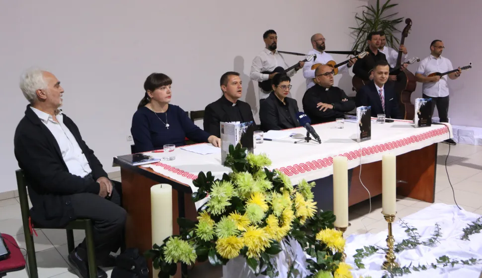 Osijek, 11. 11. 2025, Pastroralni centar Crkve Preslavnog Imena Marijaina, Crkvena ulica. Promocija prvijenca vlč. Ivana Benakovića, Ranjeni čovjek.snimio GOJKO MITIĆ