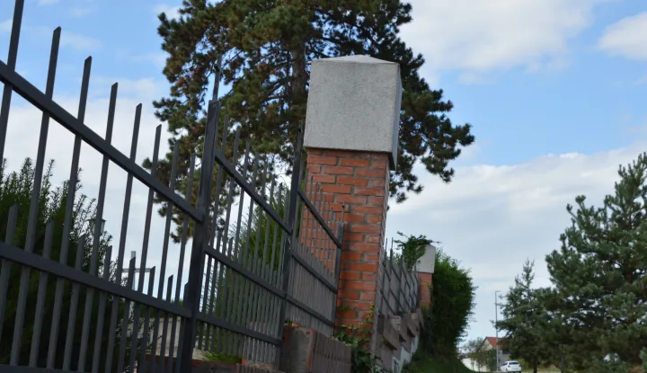 Struka je za gradnju novog zida na groblju