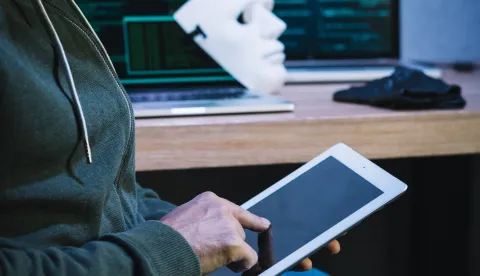 Hacker using tablet kriptovalute kripto prijevara cyber kriminal ilustracija freepik