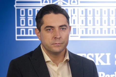 Zagreb, 23.10.2025. - Zastupnik Matej Mostarac i zastupnik SDP-a u Europskom parlamentu Marko Ve&scaron;ligaj održali su konferenciju za medije s temom problemi priu&scaron;tivog stanovanja.Na fotografiji Marko Ve&scaron;ligaj.foto HINA/ Edvard &Scaron;U&Scaron;AK