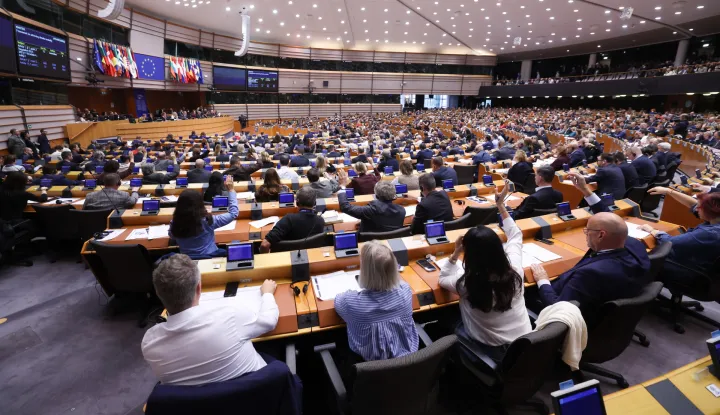 epa12522733 A general view during a vote for the framework for achieving climate neutrality during a session of votes at the European Parliament plenary session in Brussels, Belgium, 13 November 2025. EPA/OLIVIER HOSLET