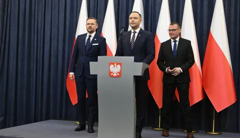 epa12520479 Polish President Karol Nawrocki (C), along with Head of the Chancellery of the President Zbigniew Bogucki (L) and Head of the Office of the President of Poland Pawel Szefernaker (R), attends a press conference at the Presidential Palace in Warsaw, Poland, 12 November 2025. The president announced that he is refusing to appoint 46 judges. EPA/Radek Pietruszka POLAND OUT