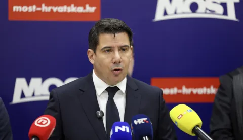 Zagreb, 08.11.2025 - Božo Petrov i Nikola Grmoja održali su konferenciju za medije nakon unutarstranačkih izbora u Mostu, na kojoj su predstavljeni rezultati unutarstranačkih izbora, kao i daljnje političko djelovanje Most. Na slici novi predsjednik Mosta Nikola Grmoja.foto HINA/ Damir SENČAR/ ds