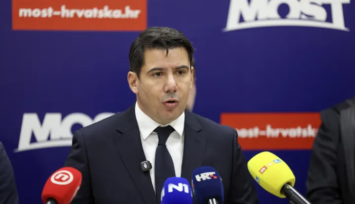 Zagreb, 08.11.2025 - Božo Petrov i Nikola Grmoja održali su konferenciju za medije nakon unutarstranačkih izbora u Mostu, na kojoj su predstavljeni rezultati unutarstranačkih izbora, kao i daljnje političko djelovanje Most. Na slici novi predsjednik Mosta Nikola Grmoja.foto HINA/ Damir SENČAR/ ds