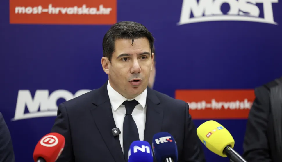 Zagreb, 08.11.2025 - Božo Petrov i Nikola Grmoja održali su konferenciju za medije nakon unutarstranačkih izbora u Mostu, na kojoj su predstavljeni rezultati unutarstranačkih izbora, kao i daljnje političko djelovanje Most. Na slici novi predsjednik Mosta Nikola Grmoja.foto HINA/ Damir SENČAR/ ds