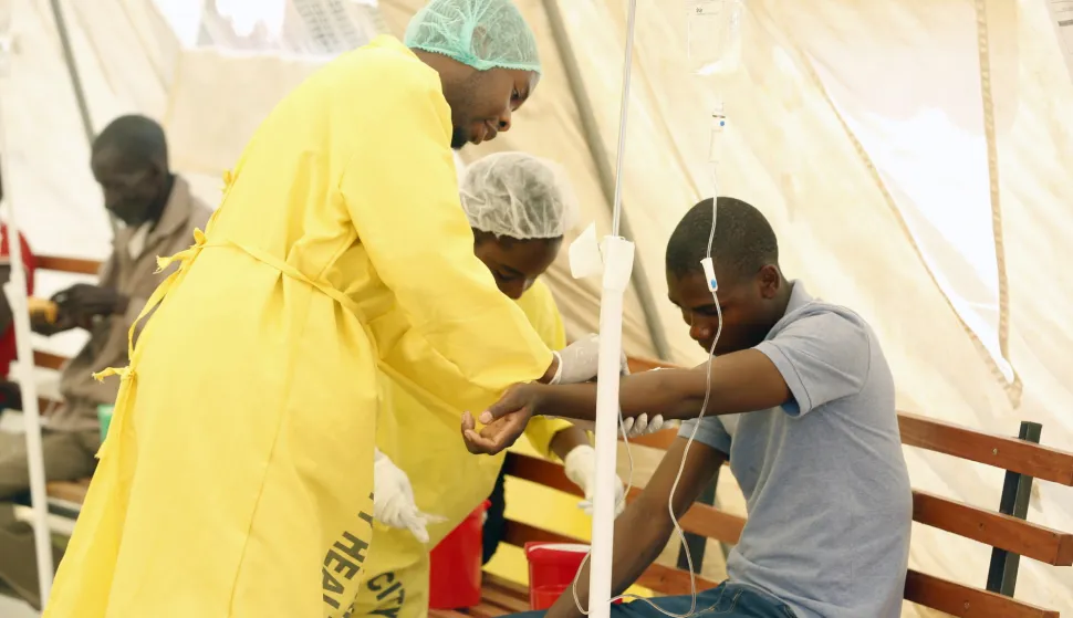 epa07032274 Suspected cholera patients are treated at the Beatrice Road Infectious diseases hospital in Mbare, Harare, Zimbabwe, 19 September 2018. President Emmerson Mnangagwa has declared the state of emergency, because the death toll from the cholera outbreak has risen from 18 to 31 over the past two weeks according to government reports. A total of 6000 cases have been recorded so far. EPA/AARON UFUMELI