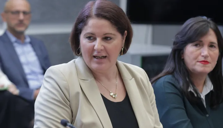 Zagreb.30.10.2025.-- U organizaciji Kluba zastupnika SDP-a održan je okrugli stol"Maloljetničko nasilje", s ciljem otvaranja političke i stručne rasprave o porastu maloljetničkog nasilja i potrebi za sveobuhvatnim rješenjima koja uključuju obitelj, školu, institucije, lokalnu zajednicu i državnu vlast.Na slici Marija Lugarić i Tanja Sokolić.Foto HINA/Tomislav Pavlek/ tp