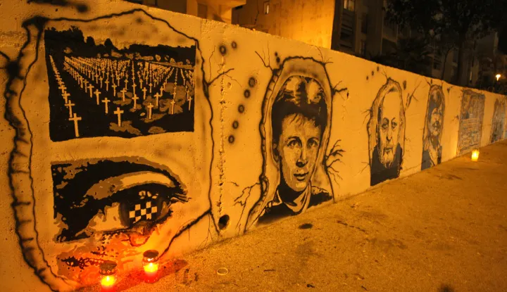 17.11.2011., Split - Dan uoci 20. obljetnice pada grada heroja zid Vukovarske ulice pripadnici Torcide oslikali su prigodnim motivima kojima su odali pocast junacima i zrtvama u Vukovaru. Oslikavanje bi trebalo biti zavrseno sutra, na Dan sjecanja na zrtvu Vukovara. r"nPhoto: Ivo Cagalj/PIXSELL