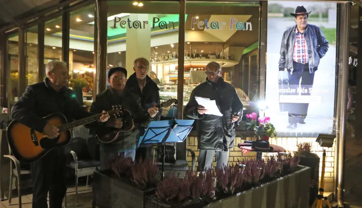 Osijek, 13. 11. 2025, Ispred Petra Pana, okupila se Veseka grupa, koja je svirkom i prigodnim riječima obilježila 5 godišnjicu smrti Krunoslava Kiće Slabinca.snimio GOJKO MITIĆ
