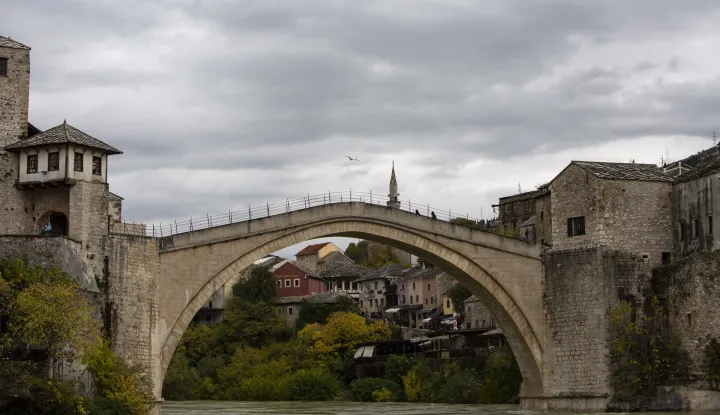 06.11.2021., Mostar - Nabujala Neretva potopila je plato ispod Starog mosta. Photo: Denis Kapetanovic/PIXSELL