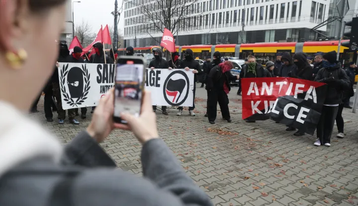 epa12518388 Participants of an anti-fascist streetparty, organized on the sidelines of the Independence March in Warsaw, Poland, 11 November 2025. National Independence Day commemorates the anniversary of the restoration of Poland's sovereignty as the Second Polish Republic in 1918 from the German, Austro-Hungarian and Russian Empires. EPA/Tomasz Gzell POLAND OUT