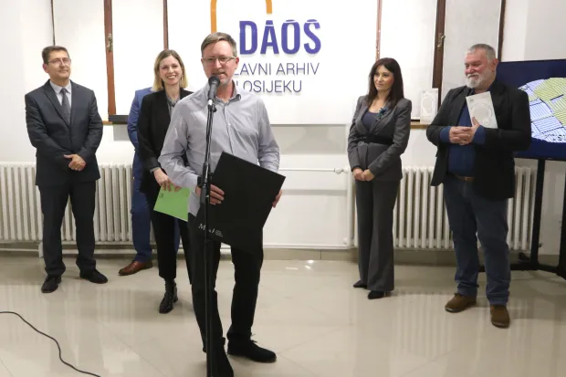 Osijek, 13. 11. 2025, Državni arhiv u Osijeku, DAOS. Otvorenje izložbe "Medalja povodom 1100 obljetnice Hrvatskog Kraljevstva - natječaj, izrada i povjesni kontekst. Dobitnik prve nagrade Karlo Gross.snimio GOJKO MITIĆ